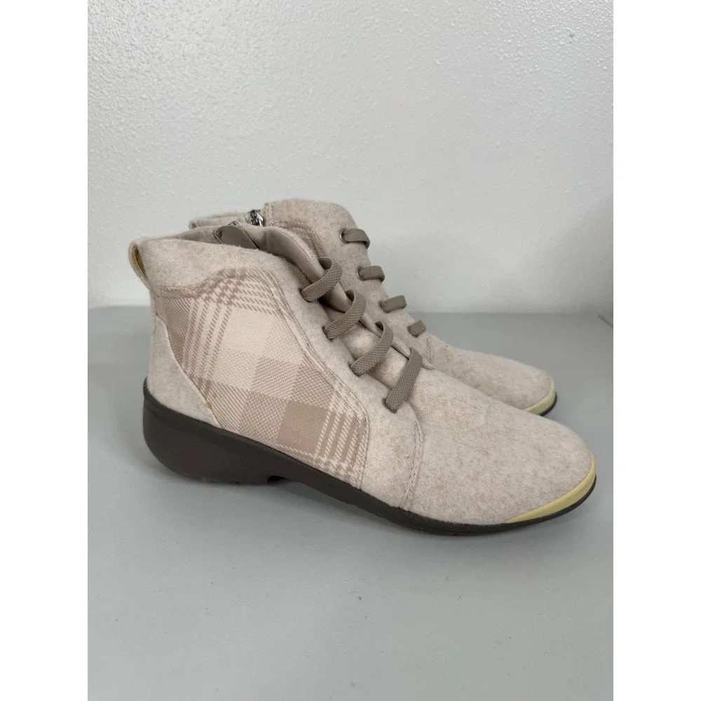 Bzees Kick Back Ankle Boots in Taupe Plaid Size‎ 8.5